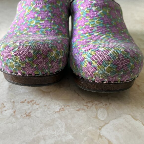 Dansko Clogs Sz 40 Vegan Floral Canvas Design with Brown Trim and Heel - Picture 3 of 14